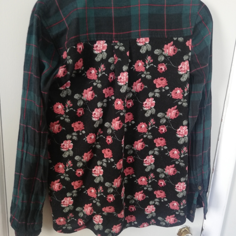 Plaid shirt good conditions with rose patterns and details